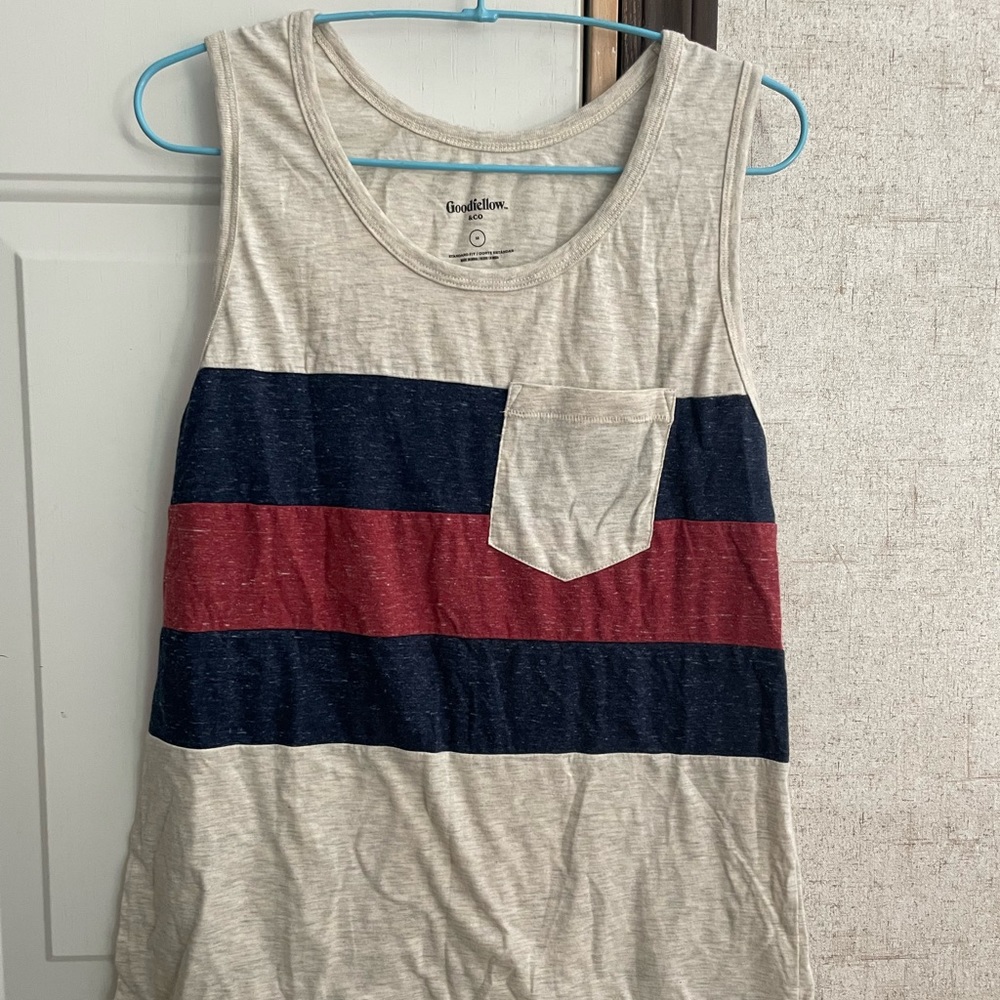 sleeveless shirt